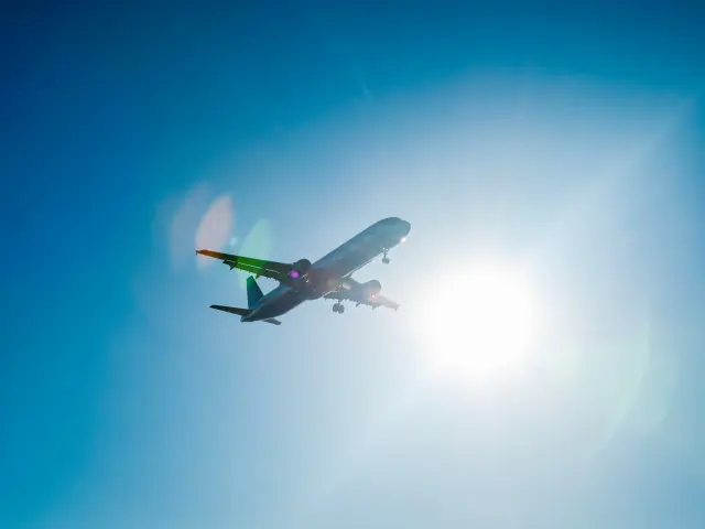 Avion dans ciel bleu