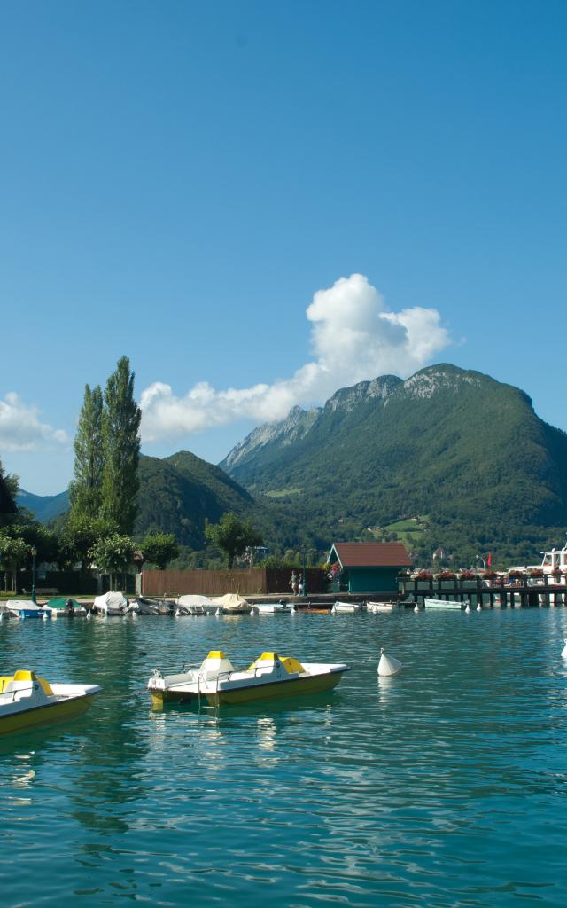 Les pédalos sur le lac d'Annecy