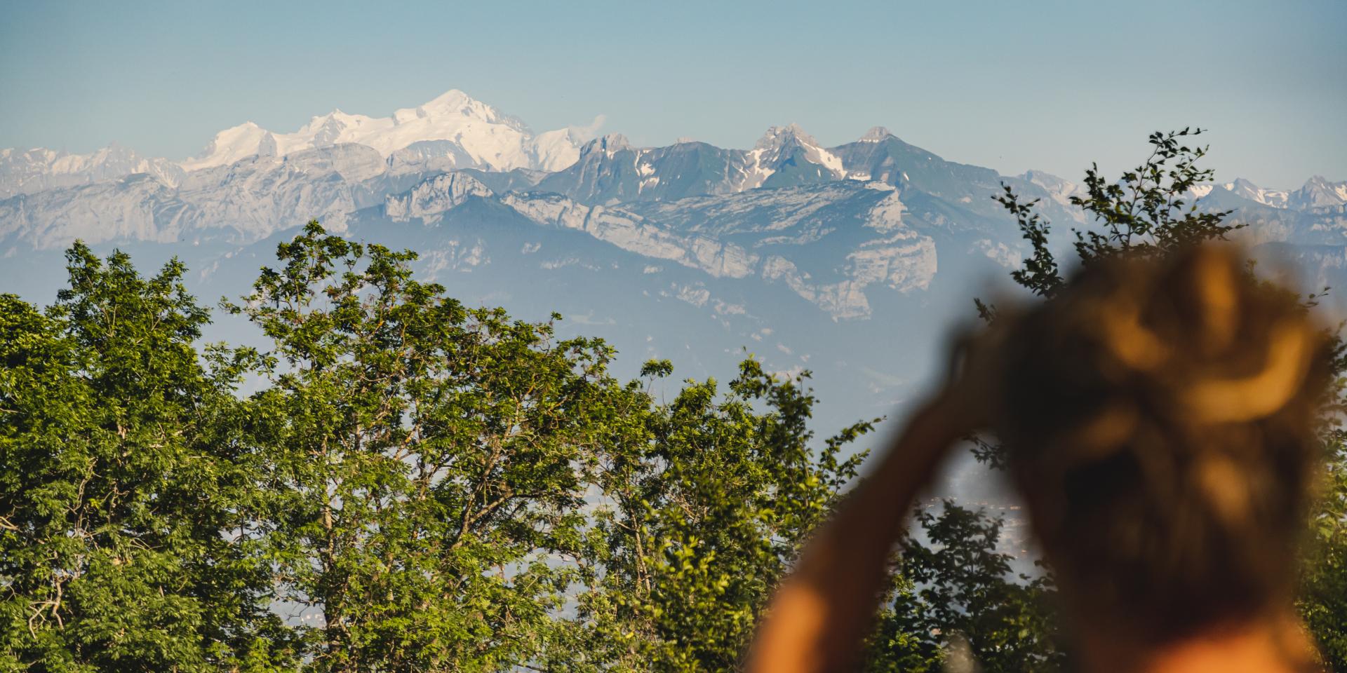 Vivete l'escursione notturna con la luna piena organizzata dall'Ufficio della Montagna di Salève.
