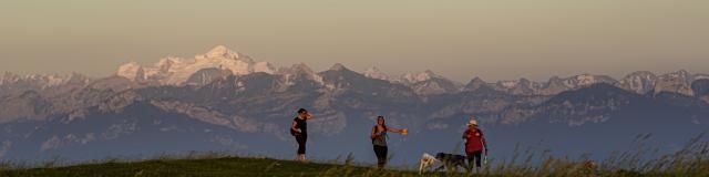 Vivete l'escursione notturna con la luna piena organizzata dall'Ufficio della Montagna di Salève.