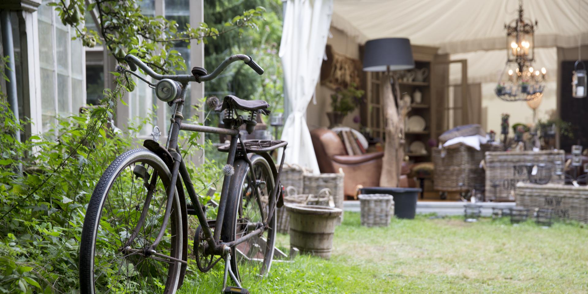 Mercatino delle pulci e vendita di garage