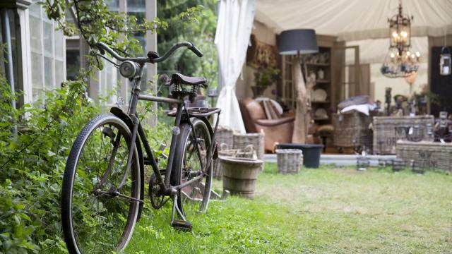 Mercatino delle pulci e vendita di garage