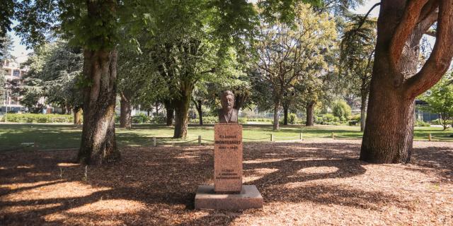 Parco Montessuit, busto di Claudio Montessuit