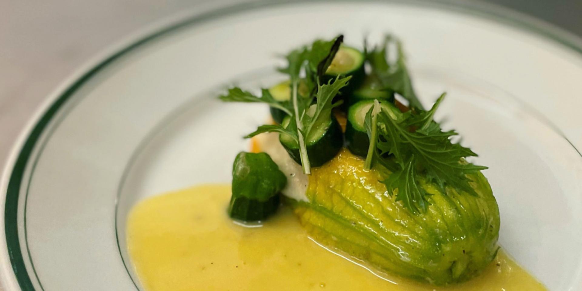 Soufflé di fiori di zucchina con luccio del lago di Ginevra