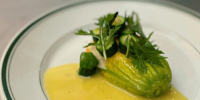 Soufflé di fiori di zucchina con luccio del lago di Ginevra