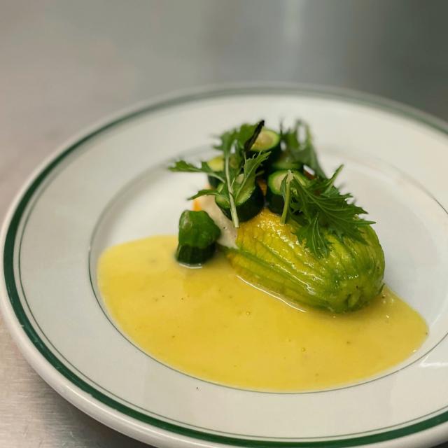 Soufflé di fiori di zucchina con luccio del lago di Ginevra