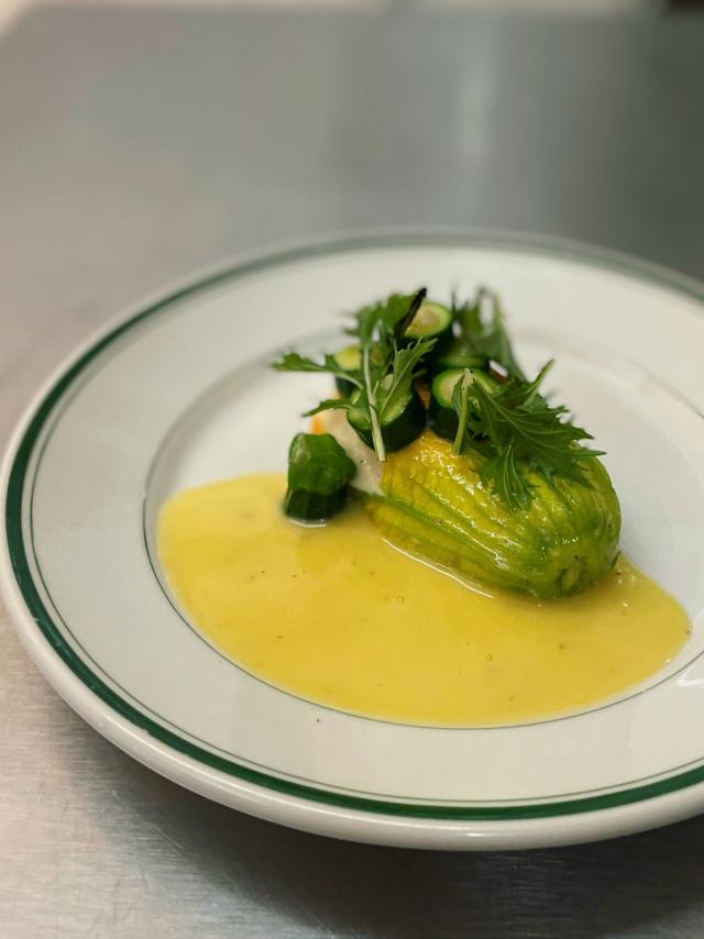 Soufflé di fiori di zucchina con luccio del lago di Ginevra