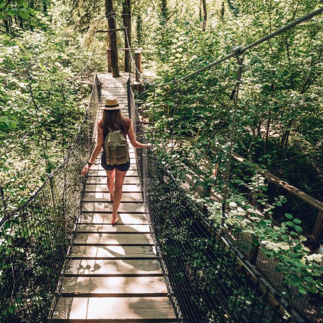 Sendero de los pies descalzos en la Granja Chosal