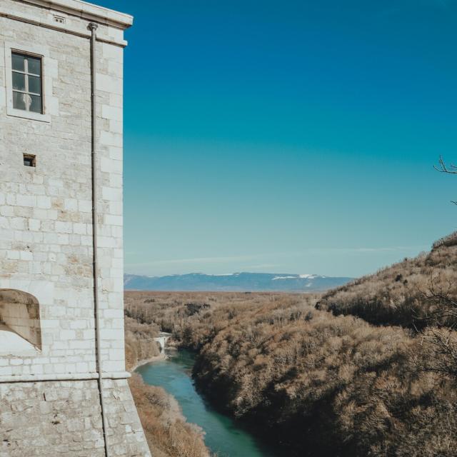 Disfrute del paisaje desde Fort l'Écluse