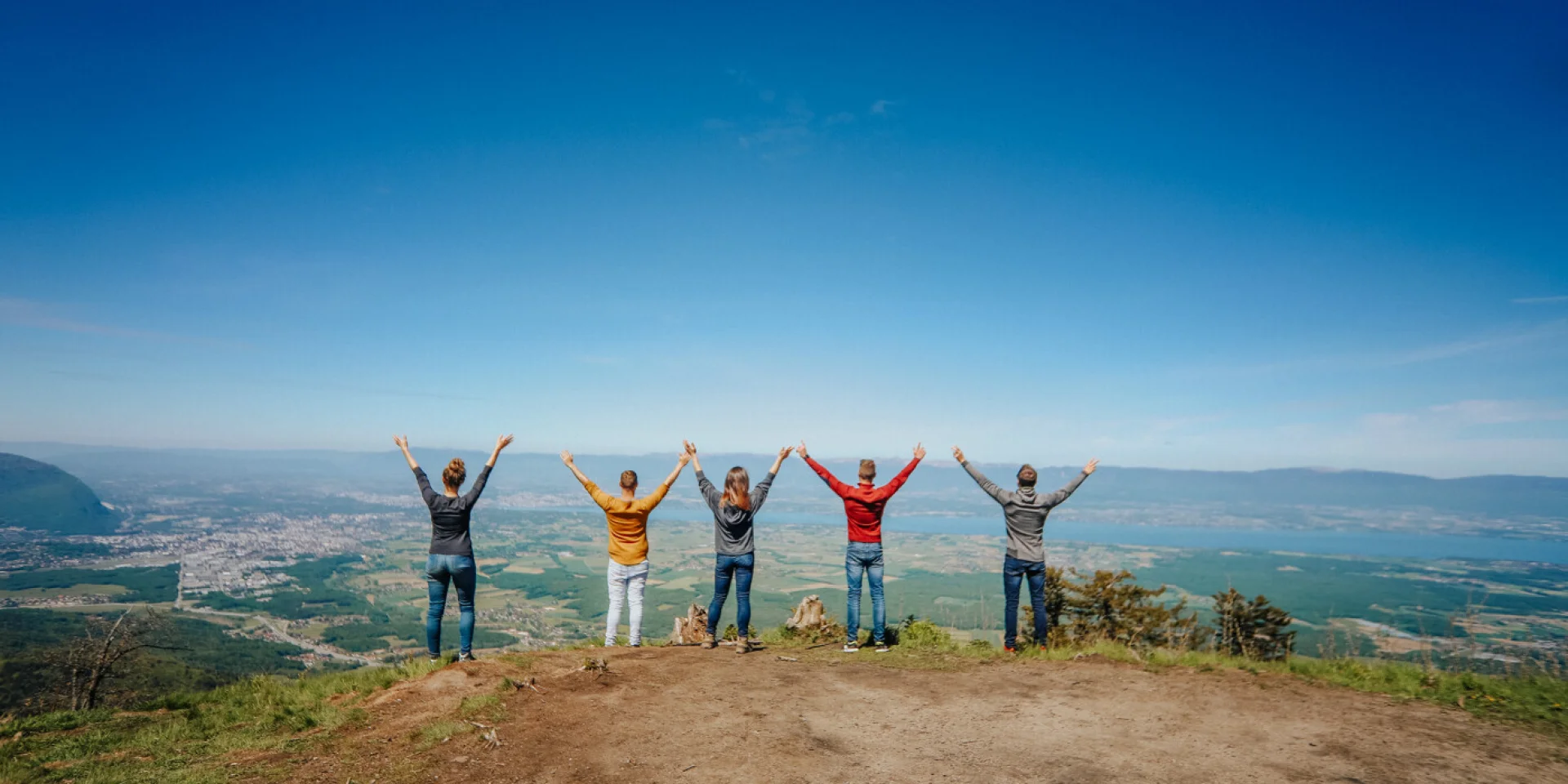 Groupe D Amis Aux Voirons Face Au Lac Leman