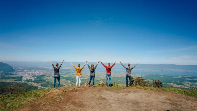 Groupe D Amis Aux Voirons Face Au Lac Leman