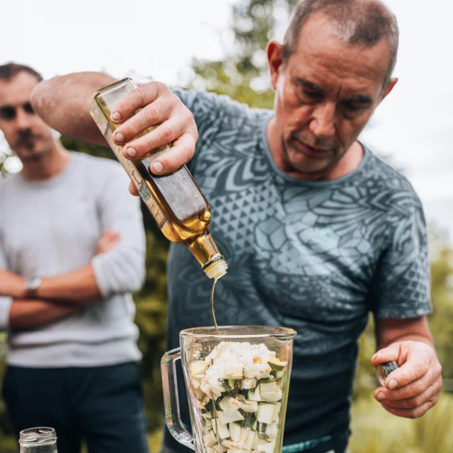 Gazpacho di zucchine con edera terrestre
