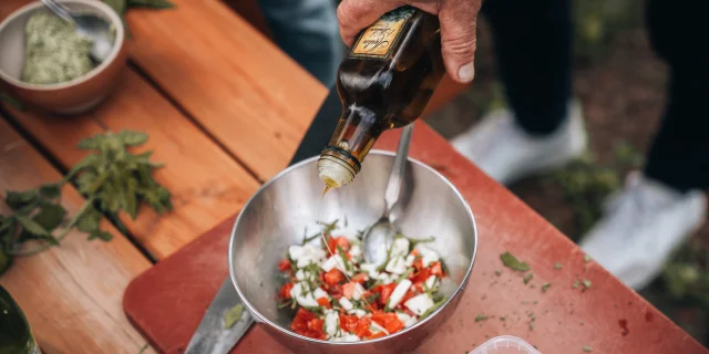 Gazpacho di zucchine con edera terrestre