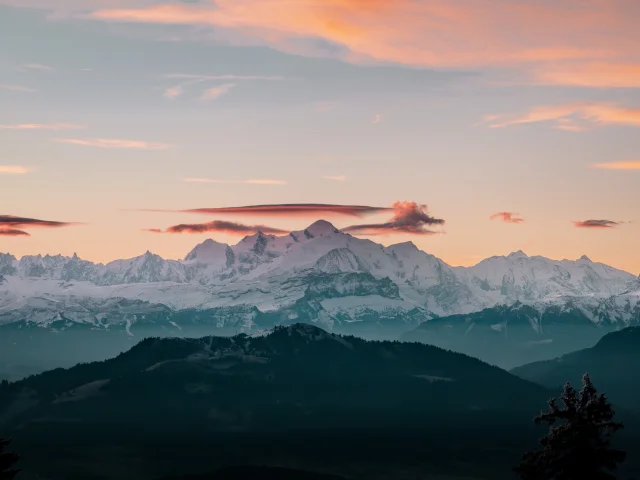 Lever de soleil hivernale au sommet des Voirons