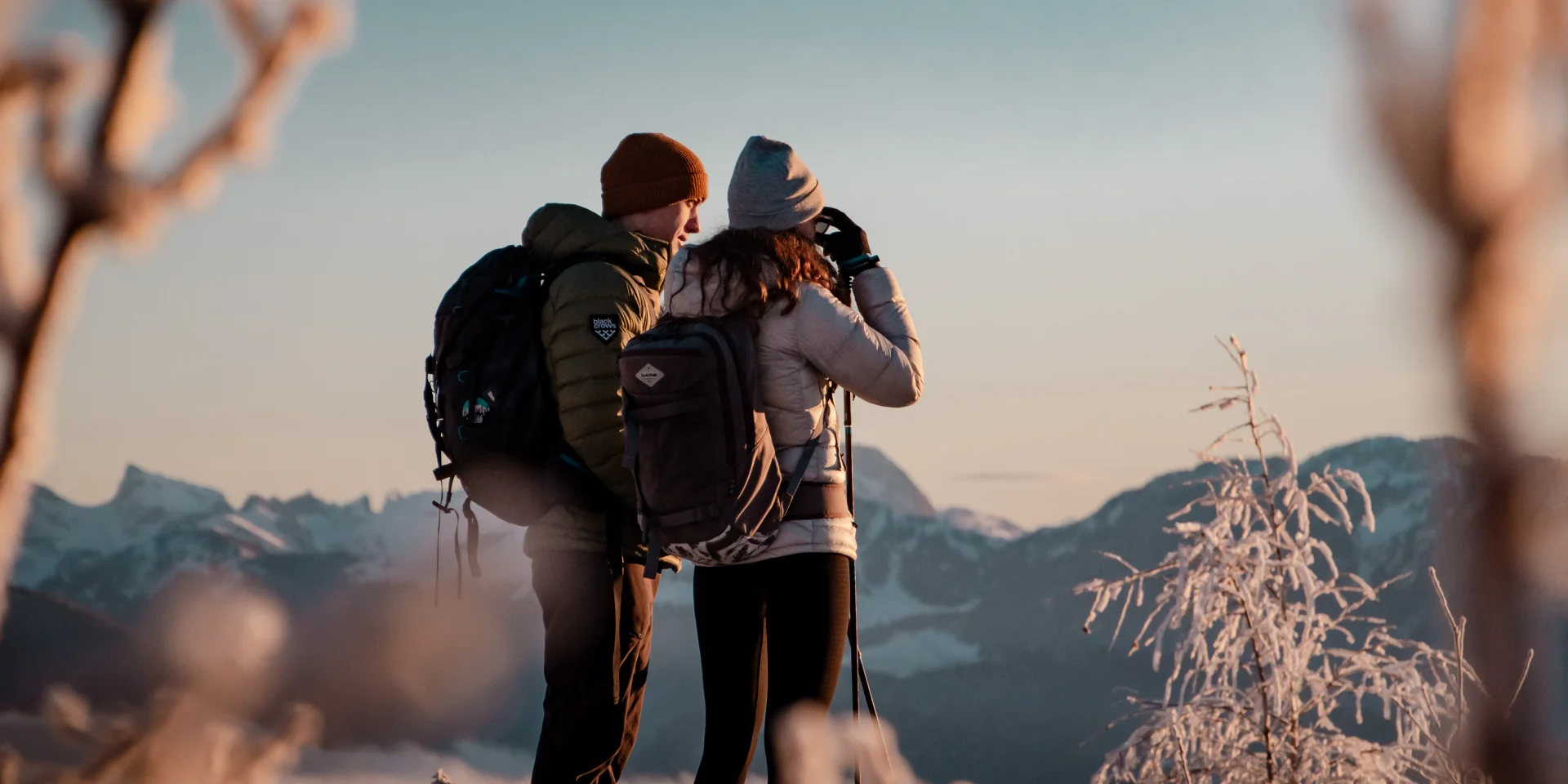 Couple de marcheurs en hiver au Signal des Voirons