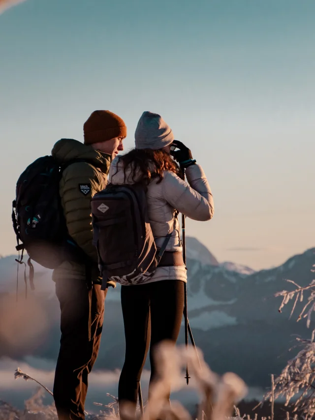 Couple de marcheurs en hiver au Signal des Voirons