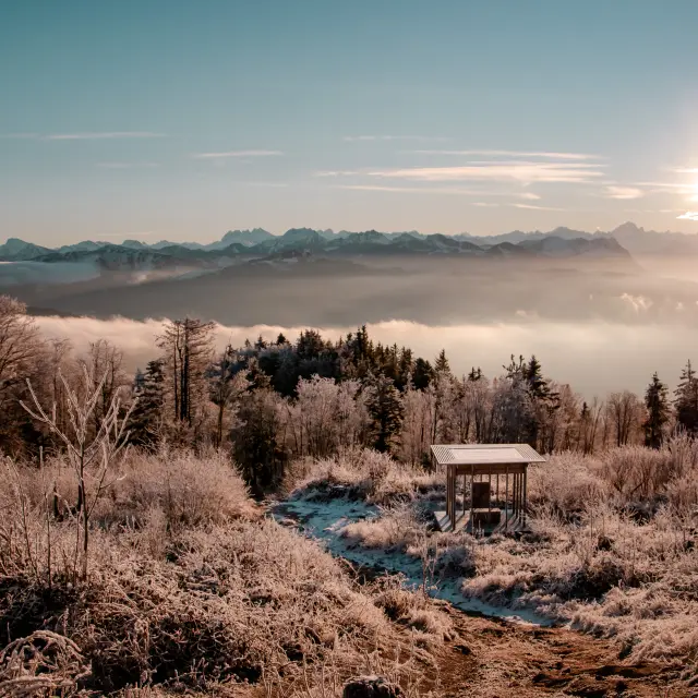 Lever de soleil hivernale au sommet des Voirons