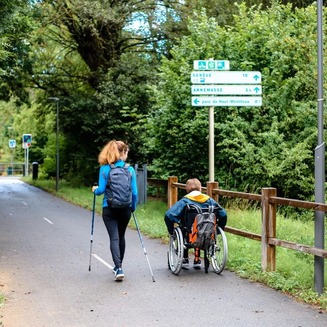 Zwei Frauen Beim Spaziergang Auf Der Voieverte Ot Monts Du Genevois A.modylevskaia 4346 1920px