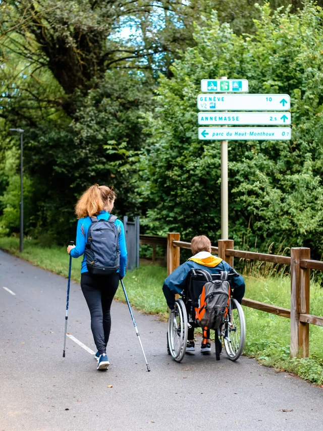 Due donne a passeggio sulla Greenway