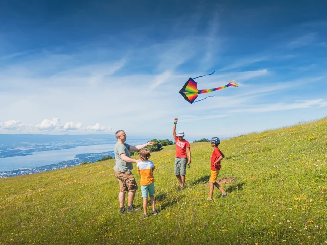 Reportage photo illustrant la randonnée et les loisirs en famille ou en couple sur le massif du Salève en été.