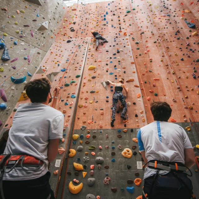 Reportage photo réalisé à UCPA Vitam, afin d'illustrer l'offre Team building proposée par le partenaire. Figurants : l'équipe de l'OT et le personnel de l'UCPA.