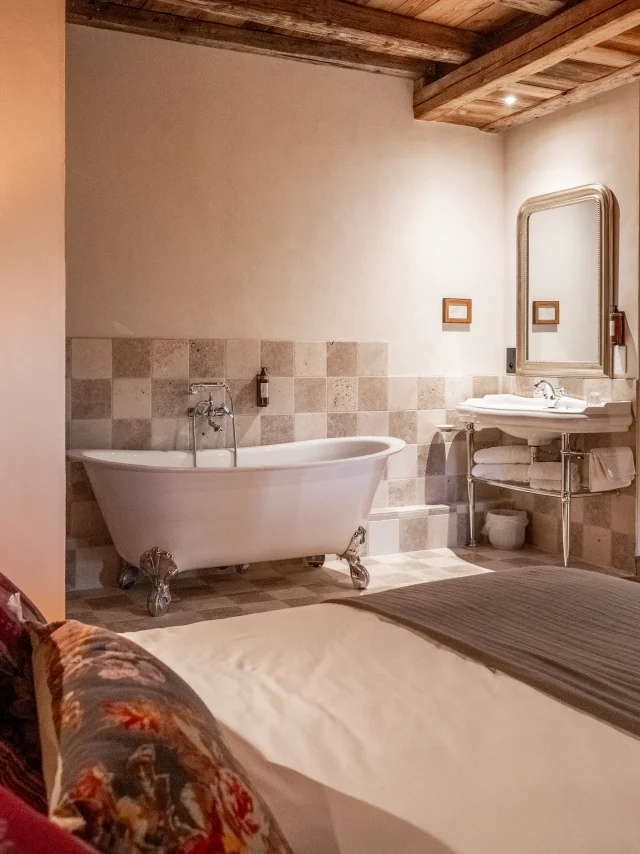 L'albergo di Charly e le sue ragazze - Charly