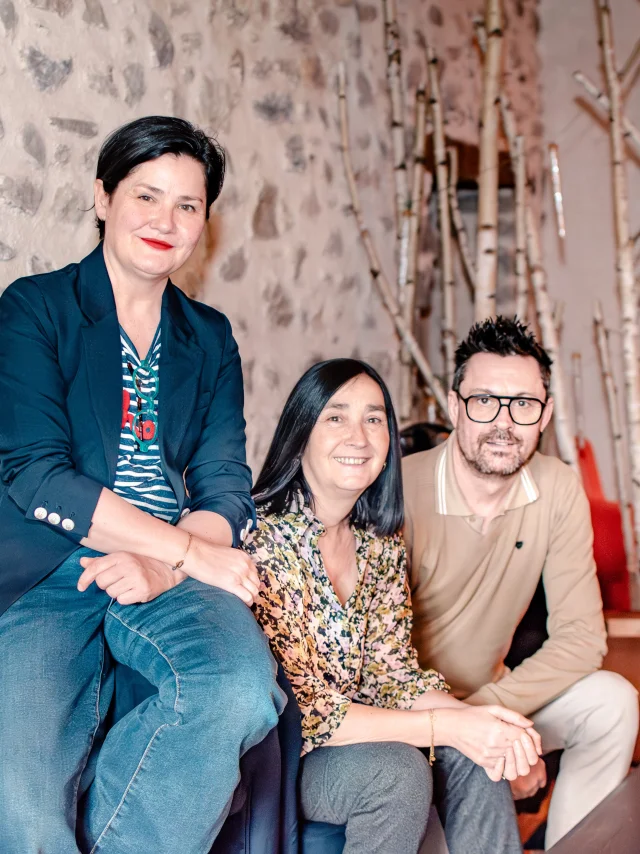 Portrait Van Herrewege Family Auberge De Charly Et Ses Filles Ot Monts Du Genevois Brice Souvansanouk 11530