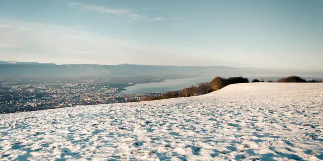 Vue sur le Léman depuis le Salève enneigé