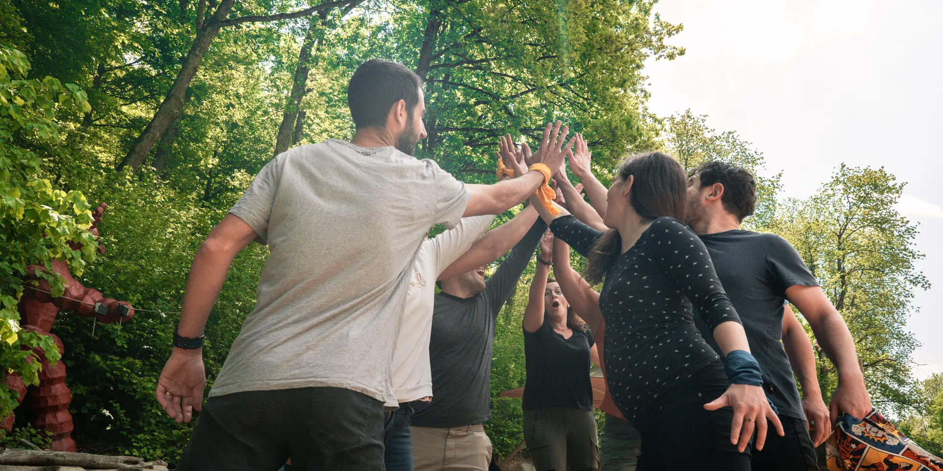 Activité en groupe à Filenvol, un unique espace sur thématique autour de l’arbre avec son parcabout.