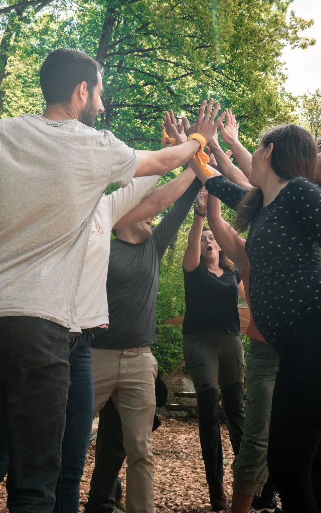 Activité en groupe à Filenvol, un unique espace sur thématique autour de l’arbre avec son parcabout.