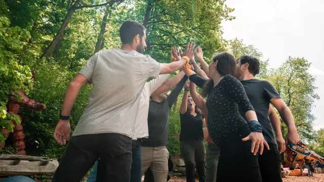 Activité en groupe à Filenvol, un unique espace sur thématique autour de l’arbre avec son parcabout.
