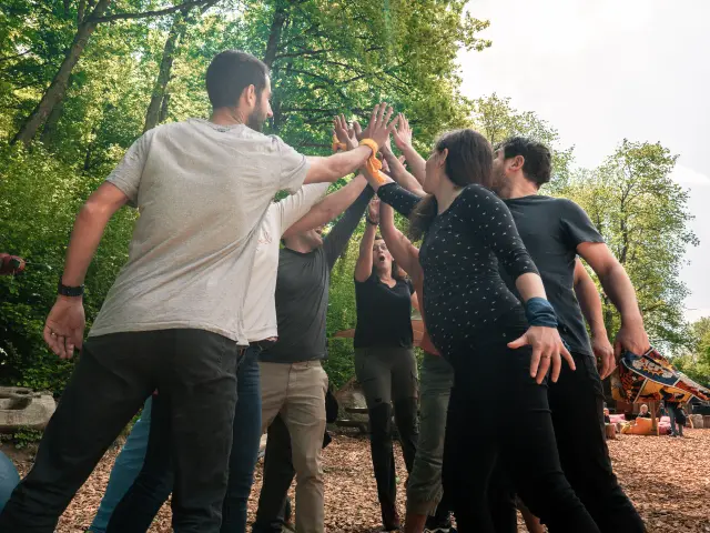 Activité en groupe à Filenvol, un unique espace sur thématique autour de l’arbre avec son parcabout.