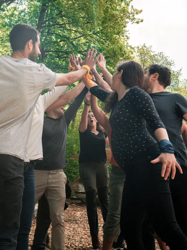 Activité en groupe à Filenvol, un unique espace sur thématique autour de l’arbre avec son parcabout.