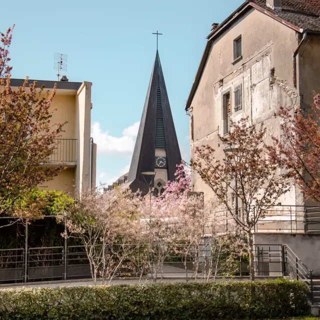 Église Saints-Pierre-et-Paul de Saint-Julien-en-Genevois depuis l'aire de jeux du Cheval Blanc