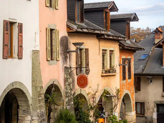 Medieval Town of Alby-sur-Cher – Vincent Euzen, Cdt74 – 1387 – 800px.jpg
