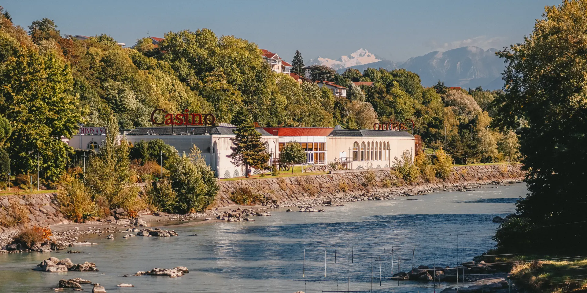 Vue sur le Mont-Blanc, l'Arve et le casino d'Annemasse depuis le pont d'Étrembières